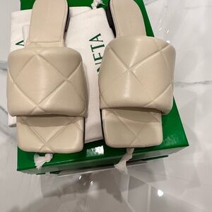 Bottega veneta padded flat sandals worn once color off white